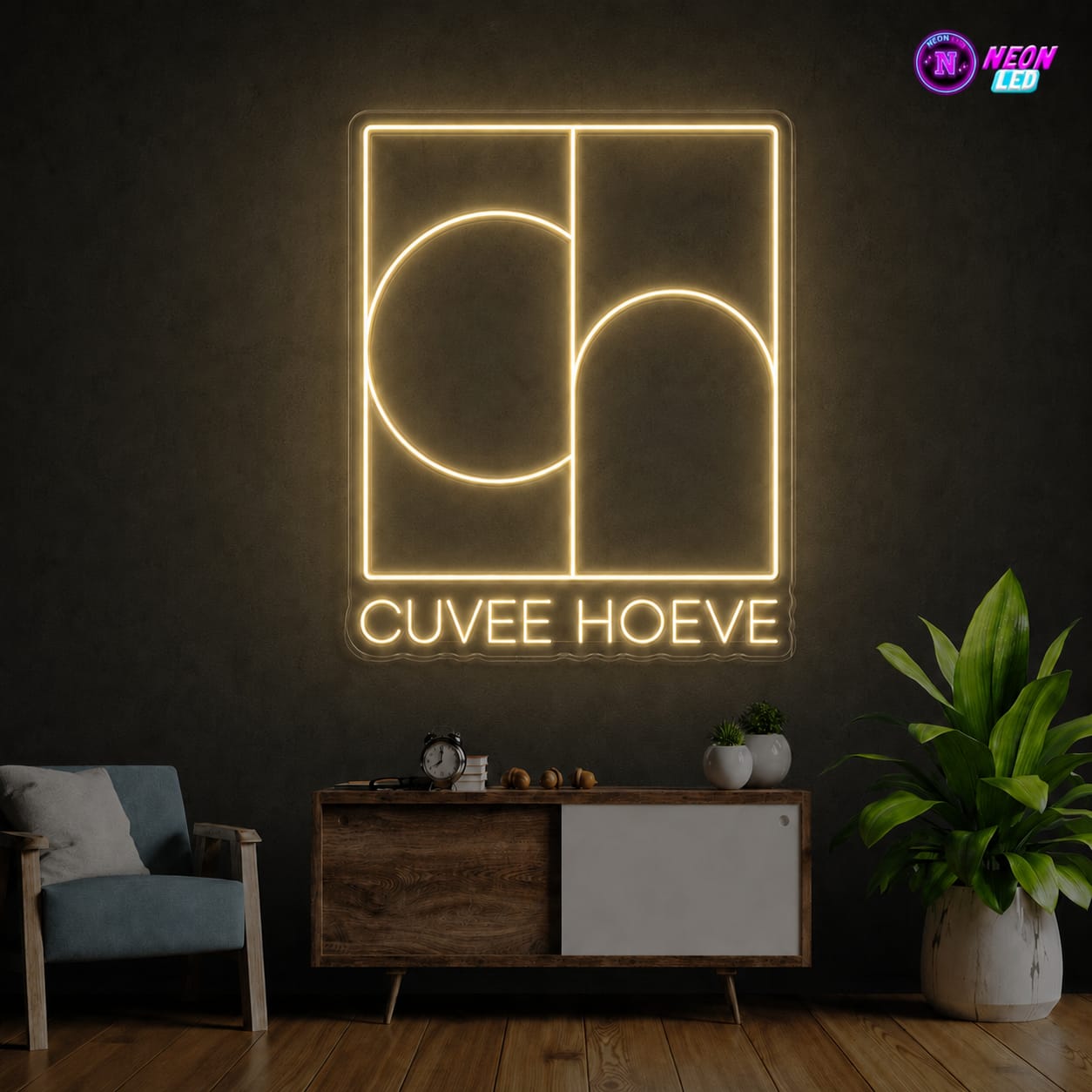 Warmwit neonlogo van Cuvee Hoeve met een grafisch beeldmerk erboven